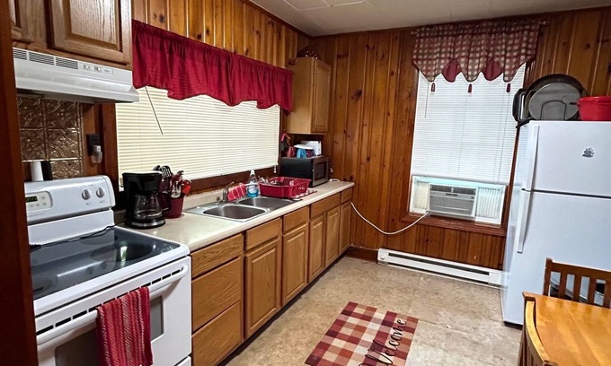 Leckie Cabin | The Powerhouse lodge has 2 bedrooms on 10 acres in adorable Maybeury