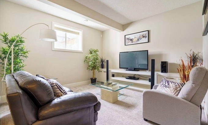 Airdrie House | The Premier Suite | 321Mbps WiFi | Perfect Stays