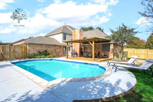 DeSoto House | The Prestige Poolside Escape - 5BR with Cinema & Gaming