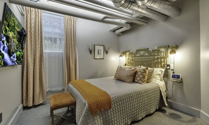 East Aurora Hotel | The Pretty Boy Floyd Room @ The Bank