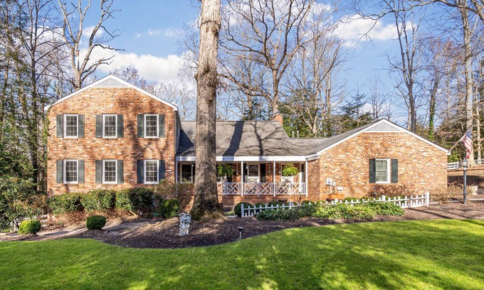 Williamsburg Bed & Breakfast | The Primrose-Queen-Superior-Ensuite with Shower-Ga