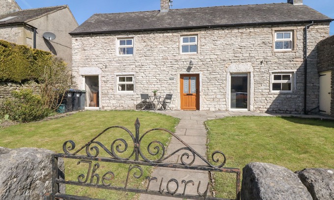 Monyash Cottage | THE PRIORY, family friendly, character holiday cottage in Monyash