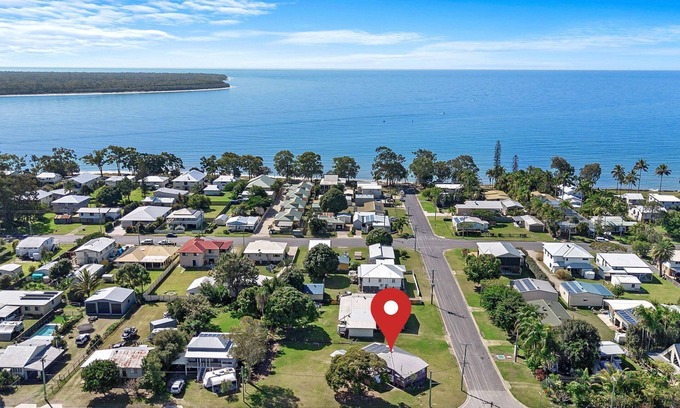 Traviston House | The Purple Cottage - Burrum Heads - Walk To Beach -2BR -.