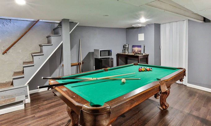 Southwark House | The Queen Village Retreat w Private Pool Table