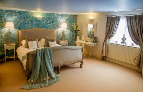 Belton Hotel | The Queens Head