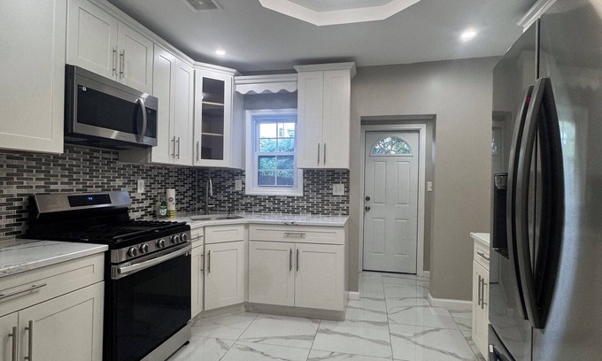Queens Apartment | The Queens Nest. A newly renovated 1-bedroom apartment in enjoyable Queens