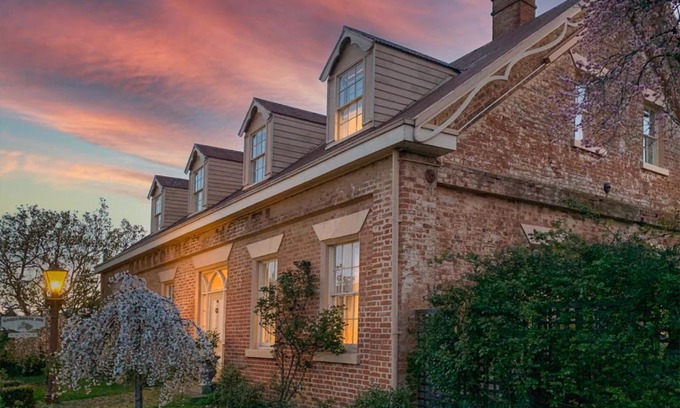 Longford Bed & Breakfast | The Racecourse Inn