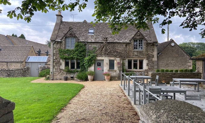 Minchinhampton Hotel | The Ragged Cot