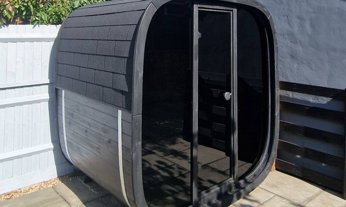 Milton Keynes House | The Railway Inn MK | Sauna & Jacuzzi | Family & Pet-Friendly | Sleeps upto 8