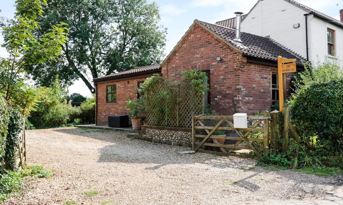 East Dereham Cottage | THE RAMBLERS' ANNEX, pet friendly, with open fire in Mattishall