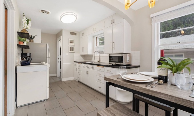 University North House | The Rams' Den – King Beds, Fire Pit, Spacious Yard