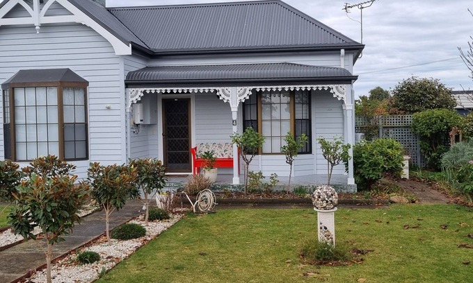 Ulverstone Apartment | The Red Door - 1 Bedroom Studio and Bfstn