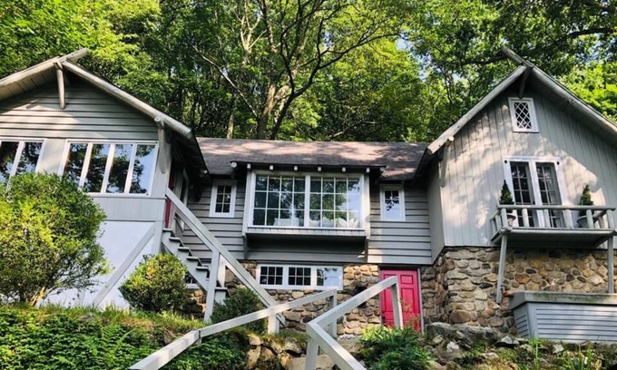 Lake Mohawk House | The Red Door Cabin at Lake Mohawk