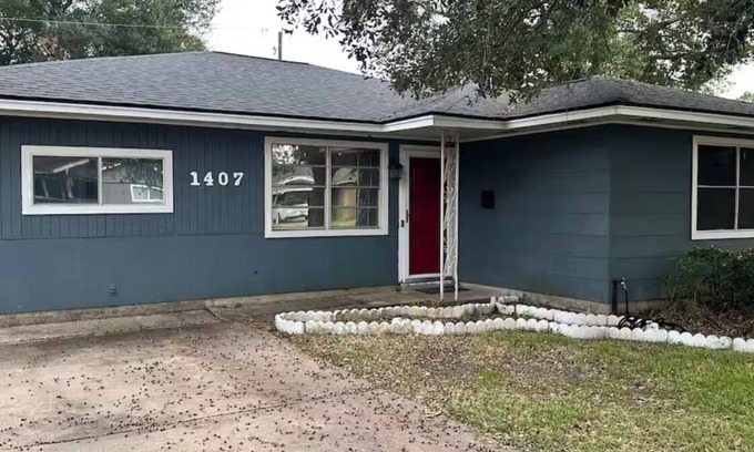 Nederland House | The Red Door Home 3-bedroom house in Nederland Texas. Your home away from home