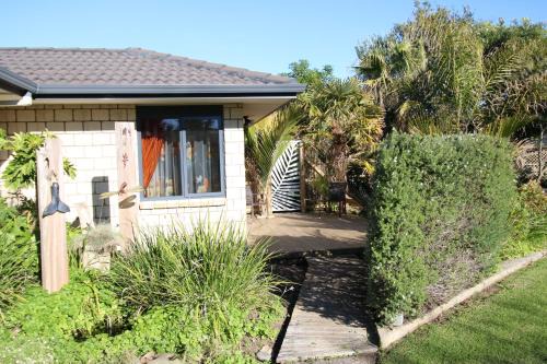 Ohope House | The Red Hen And Dog