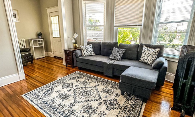 Albany House | "The Red House" 4 Bedroom/Sleeps 8 in the heart of Albany NY