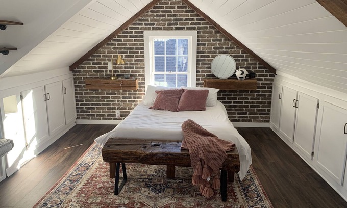 Hartville House | The Red House nHome near historic downtown Hartville