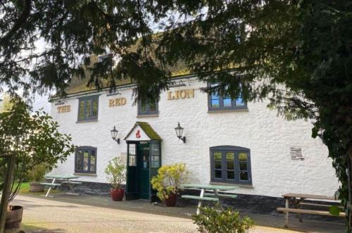 Northmoor House | The Red Lion - Shepherd Huts