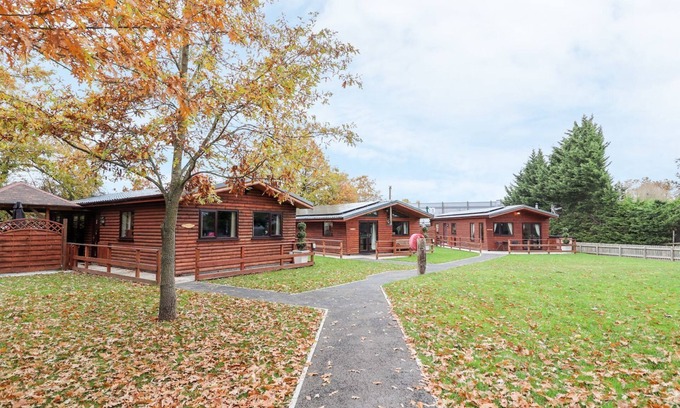 Saint Asaph Cottage | THE RED, pet friendly, with hot tub in St Asaph