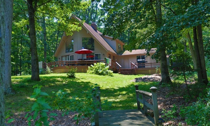 Effingham Cottage | The Redbud Cottage-Beach & Quiet. Lake Sara Waterfront & Wood Fires.