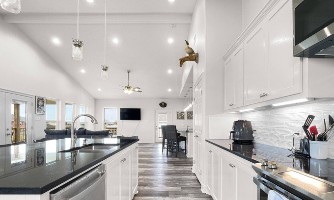 Hackberry House | The Redfish Lodge