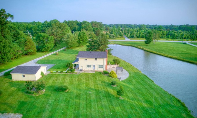 Carterville House | The Refuge - Perfect Location. Beautiful, private, centrally located, sleeps 14