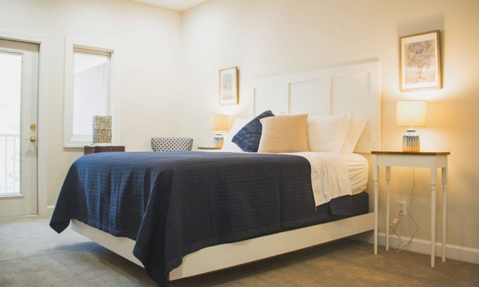 Paducah House | The Respite Boutique Hotel, Mockingbird A - Queen Suite