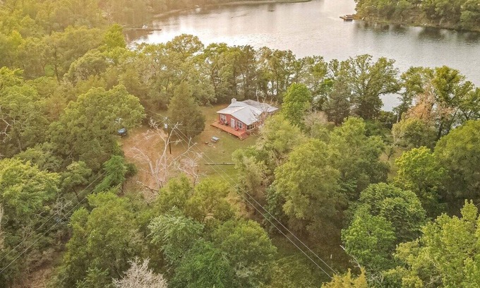 Oakwood House | The Resting Place @ Burleson Lake