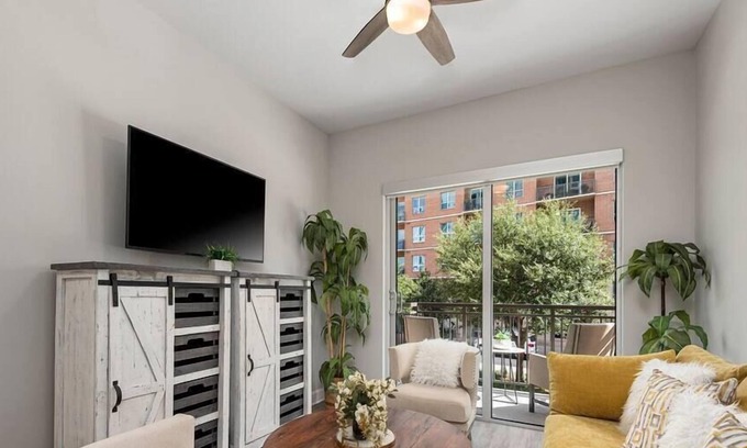 The Woodlands Apartment | The Retreat · 5 * Lux King, Wifi, Gym, Resort