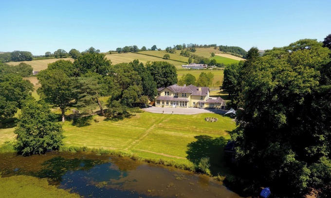 Pumpsaint House | THE RETREAT AT GLANRANNELL PARK HOUSE, family friendly in Llansawel