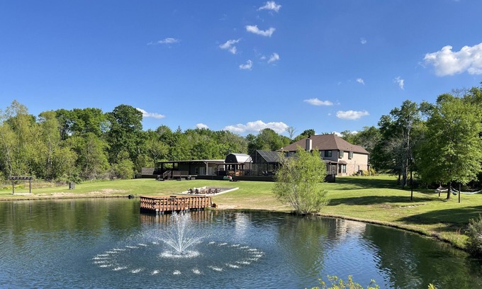 Hempstead House | The Retreat at Hempstead - Lodging & Events! Sleeps 28, Events up to 100 guests.