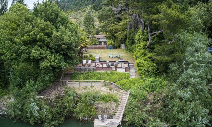 Monte Rio House | The Retreat at River Gardens ~ Spacious, Hot Tub, Riverfront!