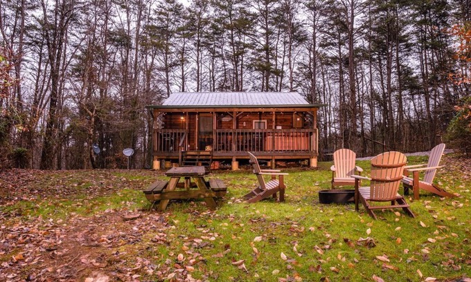 Logan Cabin | The Retreat - Cozy studio cabin - Hot Tub, Firepit, pond, natural playground