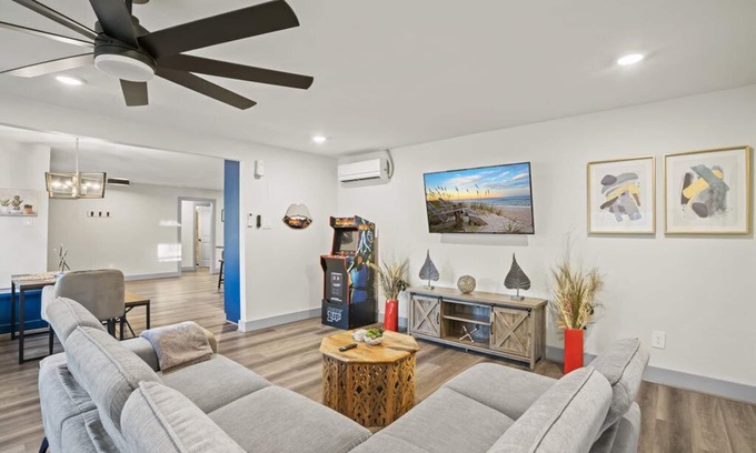 Highlands Cottage | The Retreat- Family Funhouse w/Waterfront Access!