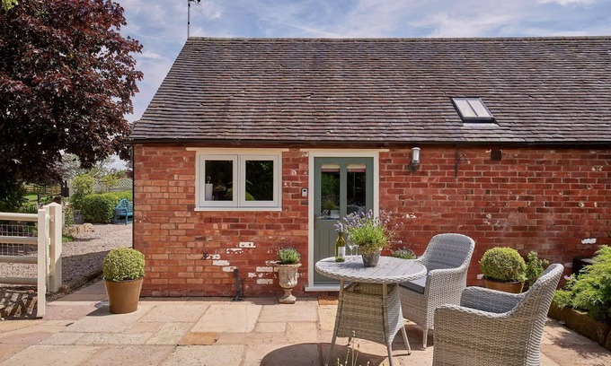 Hollington Cottage | The Retreat is a carefully transformed barn offering elegant and comfortable accommodation in the charming village of Hollington, close to Ashbourne and just a ten-minute drive from the Peak District.