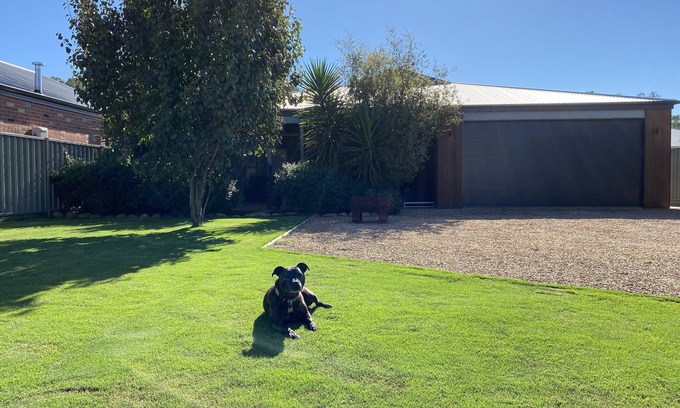 Bundalong House | The Retreat - Pet Friendly (Sleeps 8)