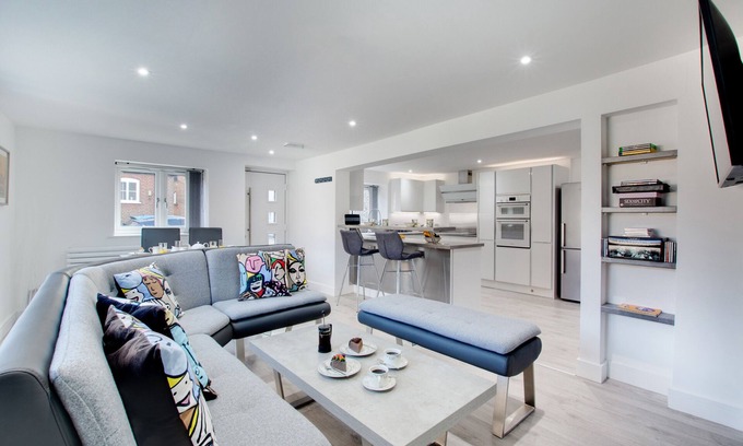 Holt House | The Retreat - Three Bedroom House, Sleeps 6