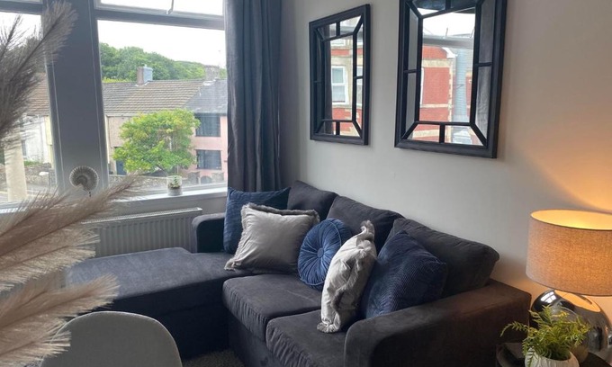 Kenfig Hill Apartment | The Retreats 2 Kenfig Hill Pet Friendly 2 Bedroom Flat with King Size bed twin beds and sofa bed sleeps up to 5 people