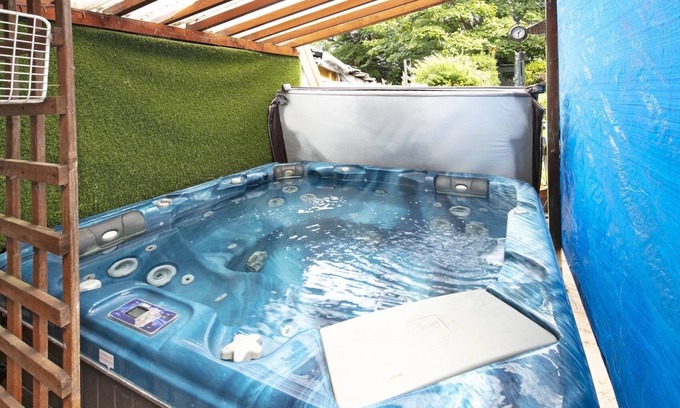 Smethwick House | The reunion Pad with a Hot Tub Bar EV Charger & Karaoke Machine in Birmingham