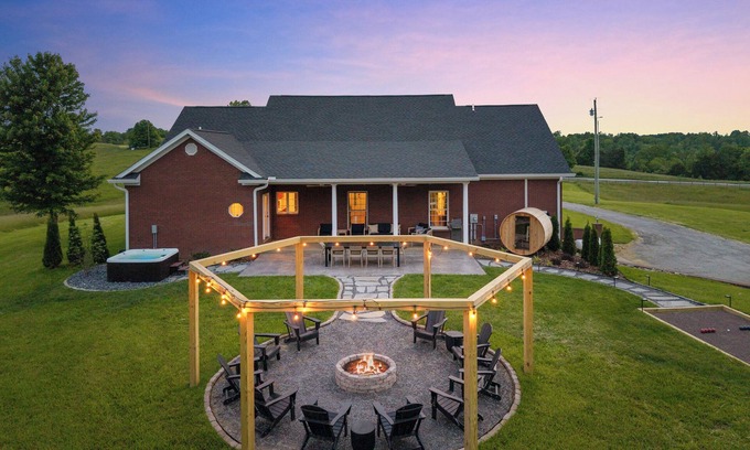 Chaplin Bed & Breakfast | The Ridgemont Reserve-Lux Retreat-100"TV-Pool Table-Hot Tub-Sauna-Games