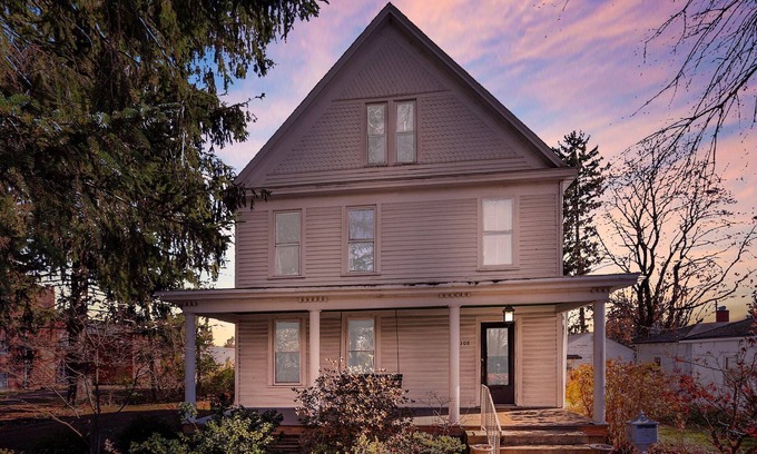 Mount Vernon House | The Riley HousenCharming and close to downtown, MVNU, and Kenyon College.