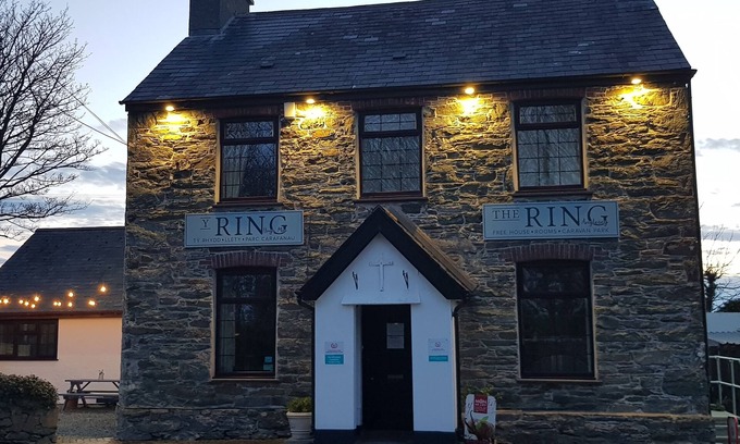 Rhosgoch Bed & Breakfast | The Ring Pub Bed and Breakfast