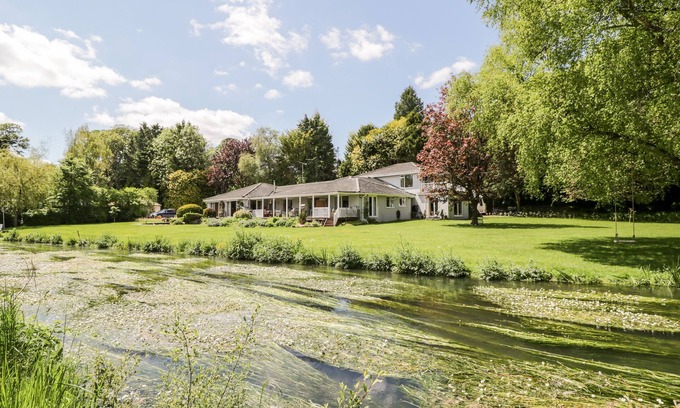 Durrington House | THE RIVER HOUSE. AVON VALLEY. STONEHENGE (WITH FISHING) in Salisbury