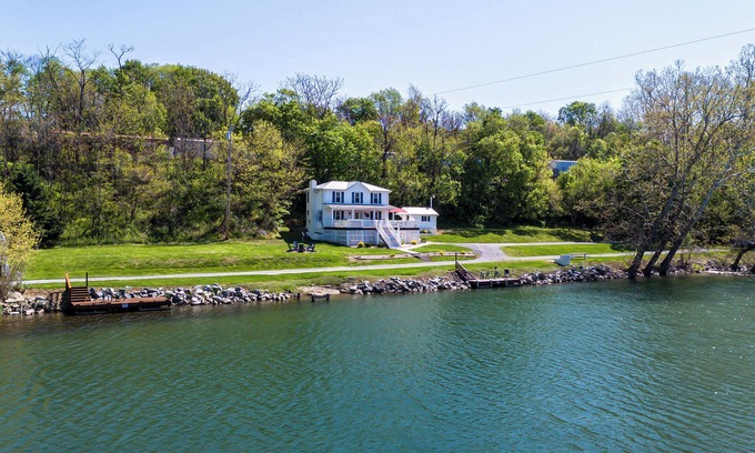Shenandoah House | The River House, Pet Friendly with a Hot Tub 15 Minutes to many attractions!