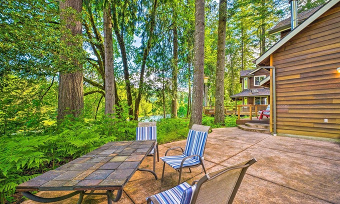 Leaburg House | The River House' w/Deck, on McKenzie River!