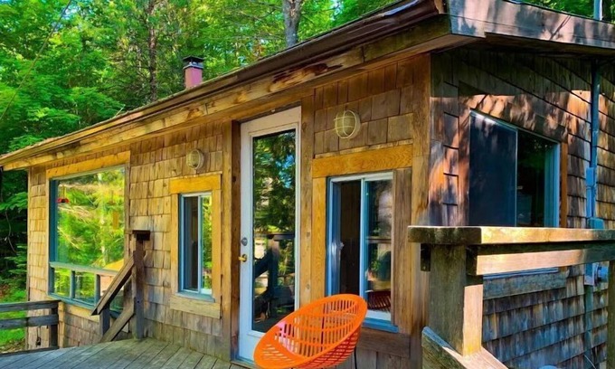 Les Collines-de-l'Outaouais Regional County Municipality Cottage | The River Island Hideaway near Wakefield, Quebec