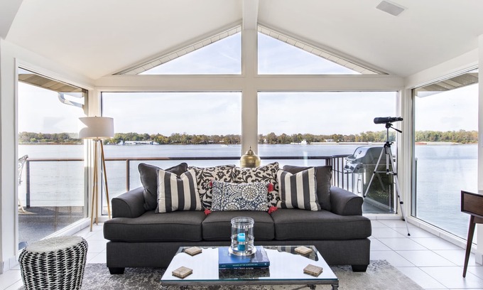 Louisville House | The River's Edge Oasis.Relax & unwind.Casual luxury close to downtown Lville