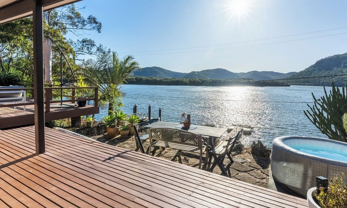 Marlow House | The River Shack - Breathtaking River Views, Waterfront House With hot tub