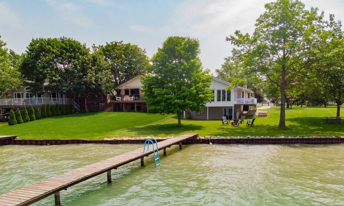 Sombra House | The River Wray - Riverfront Home with Private Dock