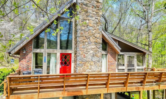 Suches Cabin | The Riverhouse - on 300 Acres, Hot Tub, Firepit, by creek!
